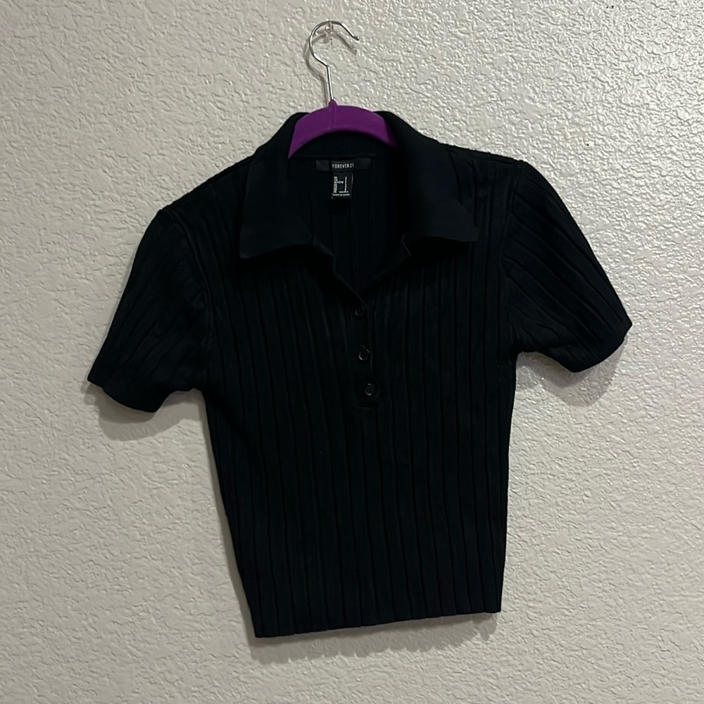 FOREVER 21 Women Cropped V neck Shirt short sleeve
Size Small
